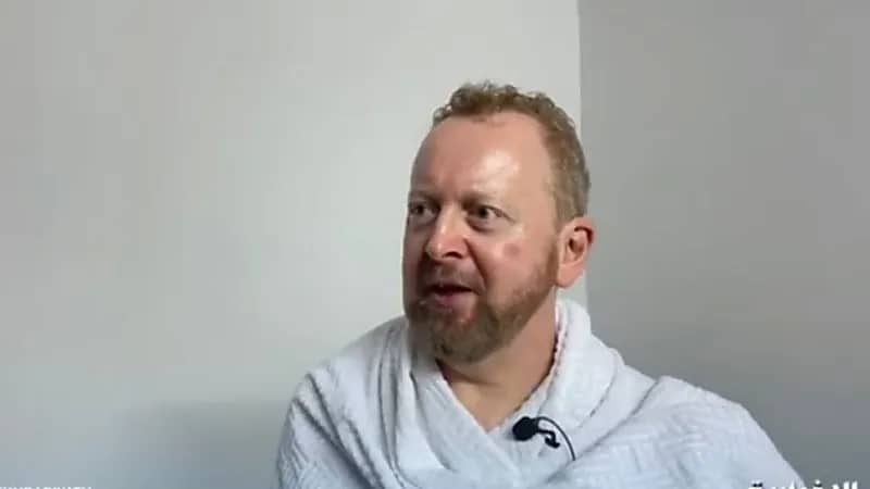 حاج بريطاني بعد اعتناقه الإسلام القرآن والكعبة أضافا لي القوة (فيديو)