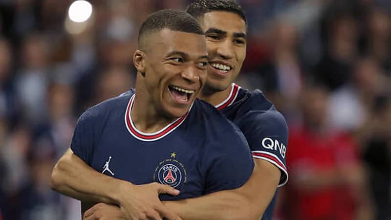 مبابي وحكيمي يخطفان الأنظار في المغرب