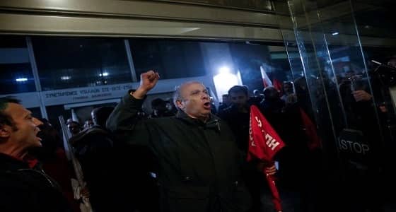 بالصور.. متظاهرون يقتحمون مبنى وزارة العمل اليونانية