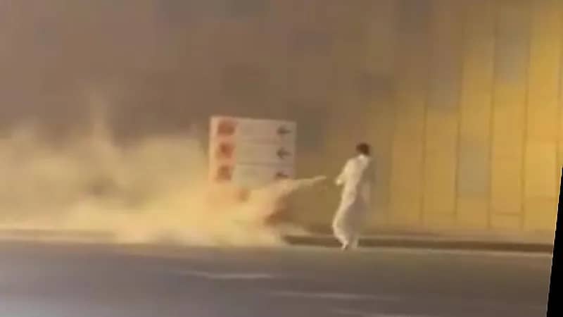 قعيد المجد يتعرض لسخرية بسبب توثيقه لإخماد حريق صغير.. فيديو