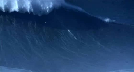 بالفيديو.. شاب يركب أعلى موجة في العالم