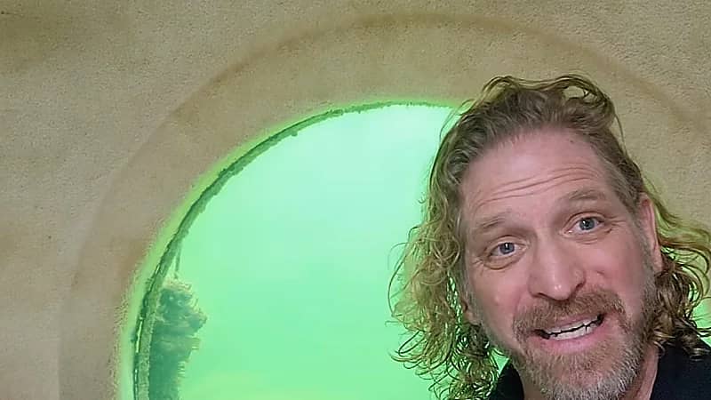 بالفيديو.. بروفيسور أمريكي يقرر العيش 100 يوم تحت الماء