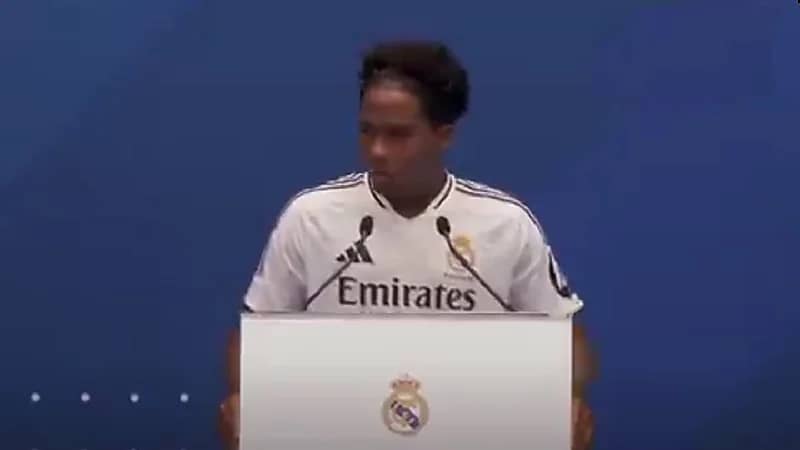 بكاء إندريك فيليبي خلال تقديمه لاعبًا رسميًا في ريال مدريد .. فيديو