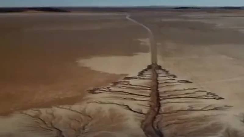 شاهد.. السيول ترسم أشجاراً على الأرض في قرية الحوي