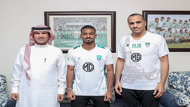 الأهلي يجدد عقد فراس الغامدي