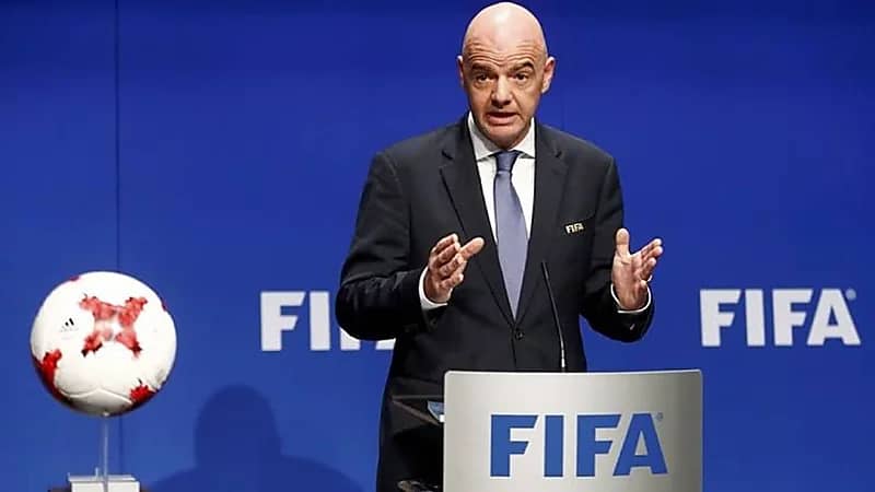 رئيس الفيفا يشيد بدور المملكة في تطوير الكرة عالميًا