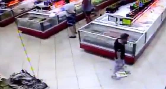 بالفيديو.. سمكة تثير ذعر رجل عقب قفزها عليه خلال تسوقه