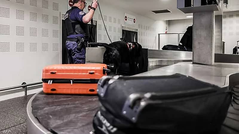 مسافر أمريكي يخبئ عبوة ناسفة في حقيبته