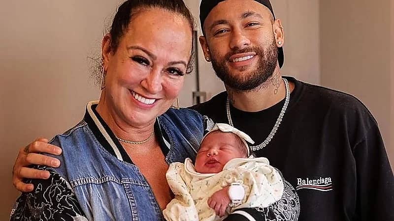 والدة نيمار تحتفل بقدوم حفيدتها .. صورة