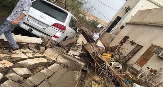 بالصور.. الأمطار والرياح تسقط سورًا فوق مركبة في عفيف