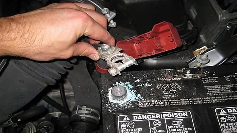 سبب تكون الأملاح على أقطاب البطارية