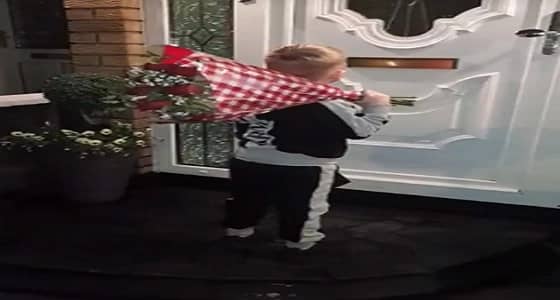 بالفيديو.. طفل يفاجأ حبيبته بهدية غير متوقعة ورد فعل صادم للأخيرة