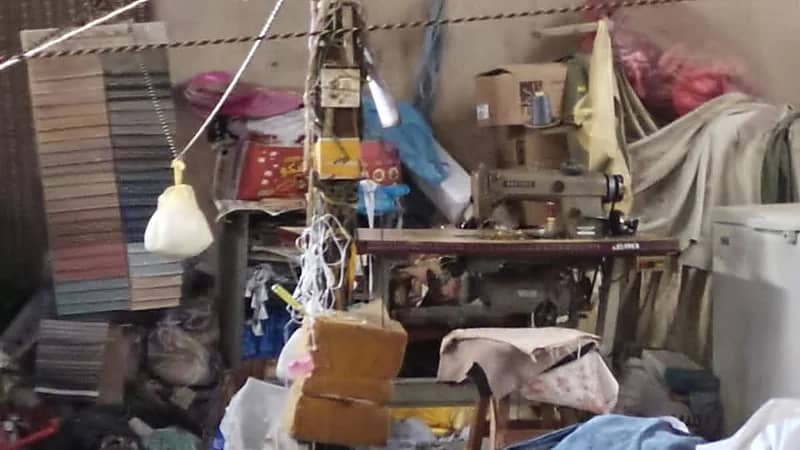 ضبط مصنع أثاث ومفروشات مخالف بشارع المنصور في مكة