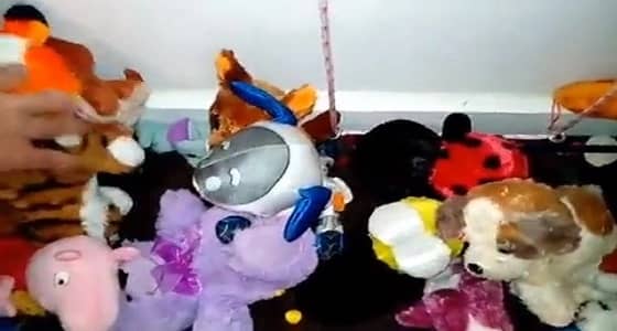 بالفيديو.. أب يعثر على أفعى وسط ألعاب ابنته