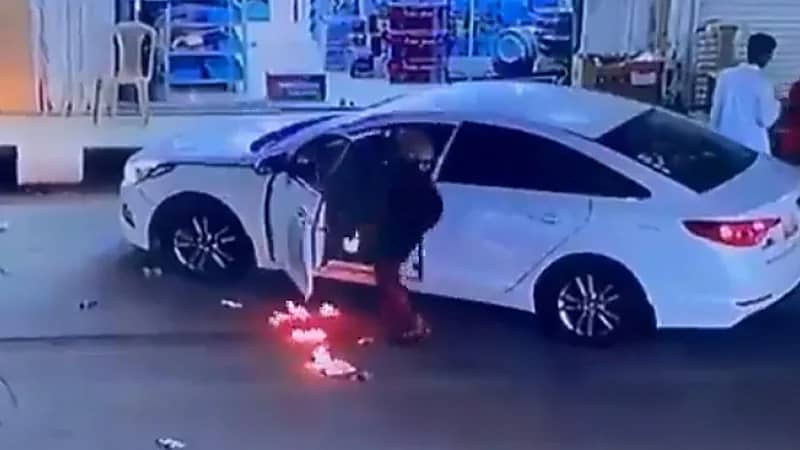 بالفيديو.. تصرف سريع من شاب يساهم بإنقاذ سيارة من الاحتراق