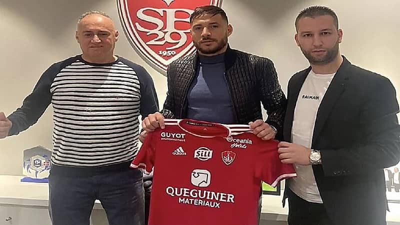 نادي بريست يتعاقد مع الجزائري بلايلي