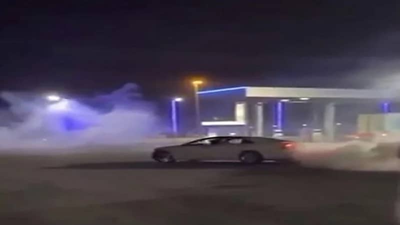 ضبط قائد مركبة ظهر في مقاطع فيديو يمارس التفحيط في طريق عام بالدمام