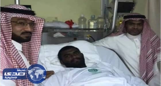 محافظ صبيا يطمئن على صحة الجندي الكناني