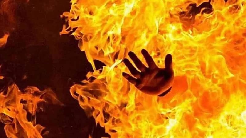 شاب يحرق فتاة حية في طريق عام بعد انفصالها عنه