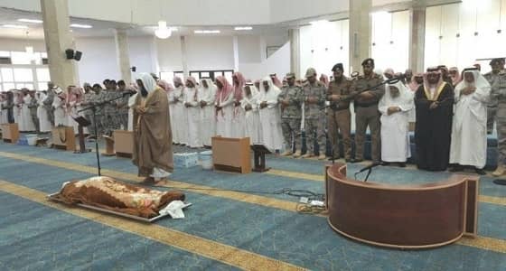 محافظ ظهران الجنوب يؤدي صلاة الميت على الشهيد القحطاني