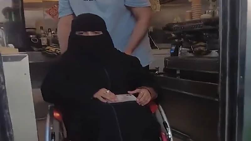 شاهد .. فتاة من ذوي الهمم تحول هوايتها في إعداد القهوة إلى مشروع خاص