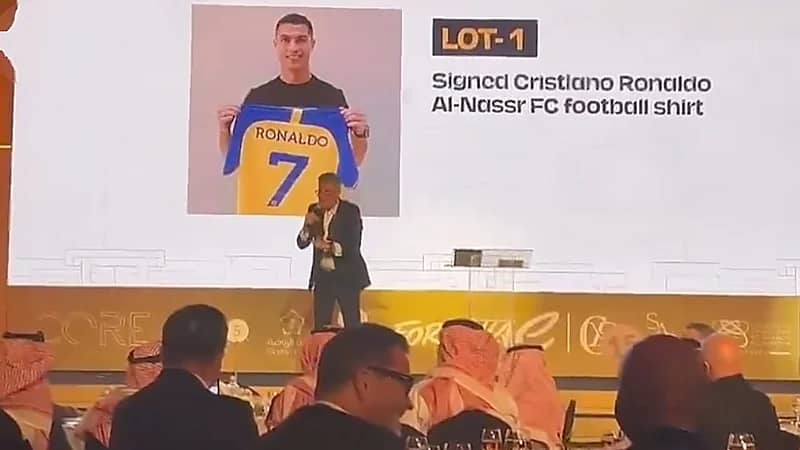 سيدة أعمال سعودية تشتري قميص نجم النصر بـ 125 ألف دولار .. فيديو