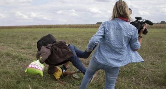 البرلمان المجري يحظر التعامل مع " صحفية " ركلت مهاجرا