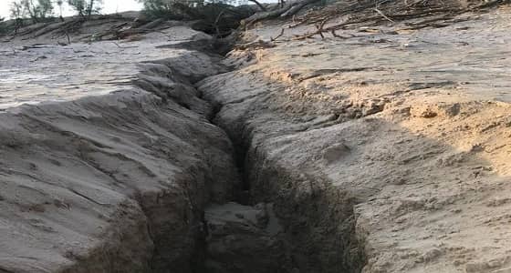 بالصور.. تصدعات وشقوق في قرية بالمدينة نتيجة الأمطار