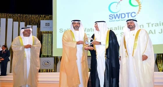 الشيخ حامد بن زايد يكرم محافظ " التحلية " بجائزة الشيخ خليفة للإمتياز