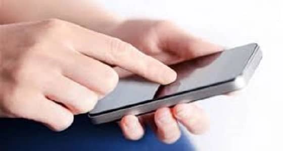 خبير فرنسي يحذر من استخدام الهاتف المحمول داخل الحمام