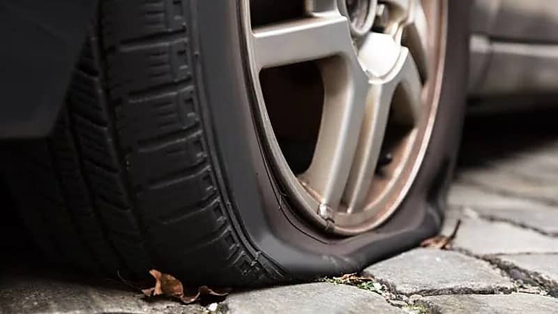 التصرف الصحيح حال حدوث ثقب في إطار السيارة