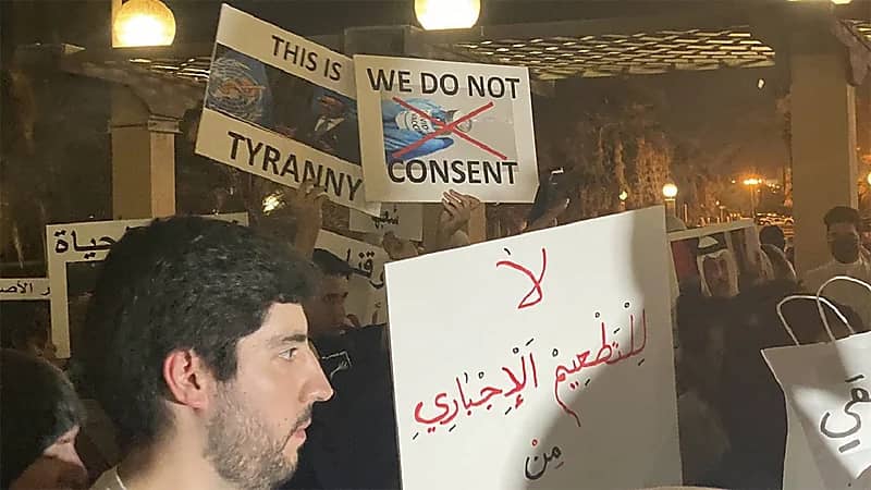 بالصور.. شيخ بالأسرة الحاكمة في الكويت يحمل ساطورًا أمام مجلس الأمة