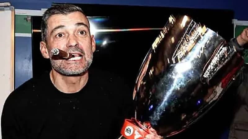 كونسيساو يشعل مواقع التواصل الاجتماعي برقصته الشهيرة بعد تتويج ميلان.. فيديو