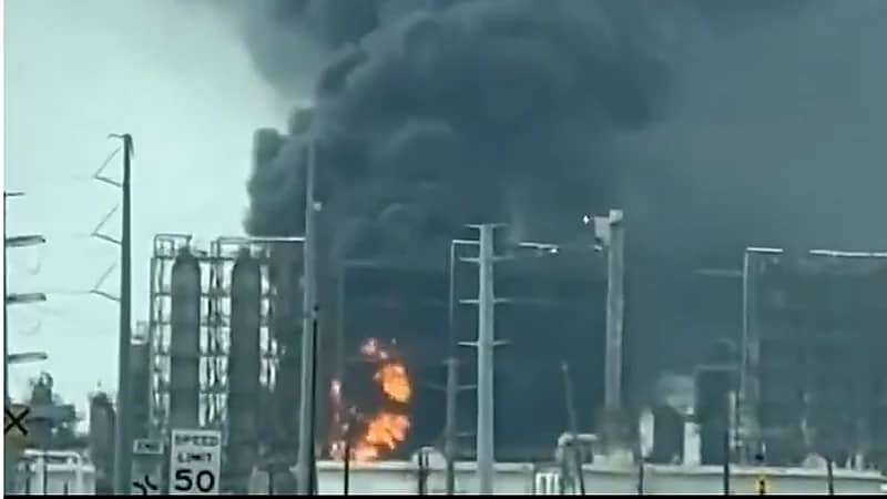 تأهب في ولاية تكساس الأمريكية بعد حريق هائل في مصفاة نفط ..فيديو