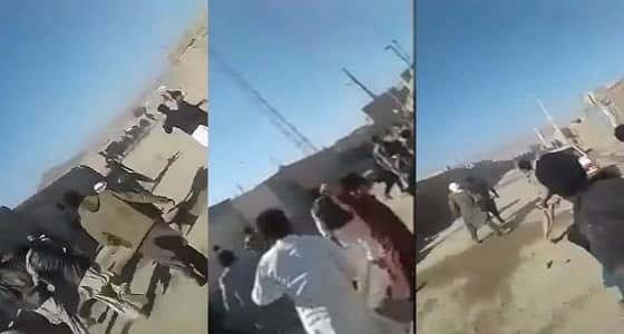 بالفيديو.. هروب شرطة " الملالي " من غضب المتظاهرين الإيرانين بـ " زاهدان "