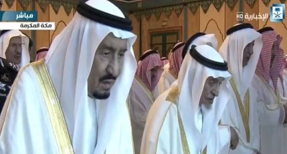 بالفيديو و الصور.. خادم الحرمين يؤدي صلاة عيد الفطر بالمسجد الحرام