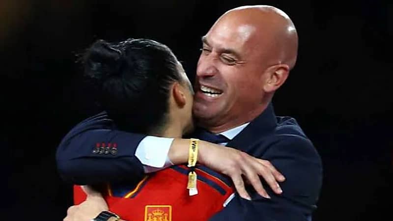 إضراب لاعبات كرة القدم في إسبانيا بسبب الرواتب وقُبلة روبياليس