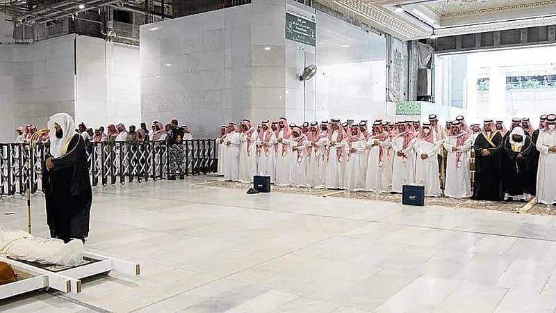 نائب أمير مكة يؤدي صلاة الميت على والدة الأمير مشعل بن ماجد.. صور