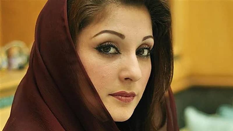 رئيسة وزراء إقليم البنجاب تدفع امرأة بطريقة مهينة .. فيديو