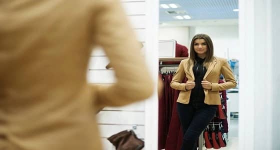 بالفيديو .. مرايا متاجر الملابس تخدع الزبائن