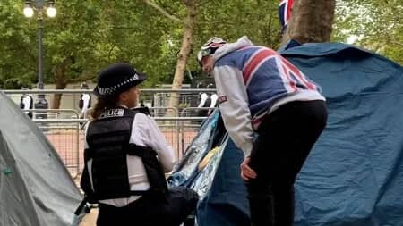 بريطانيون يخيمون على الطريق لمتابعة جنازة إليزالبيث