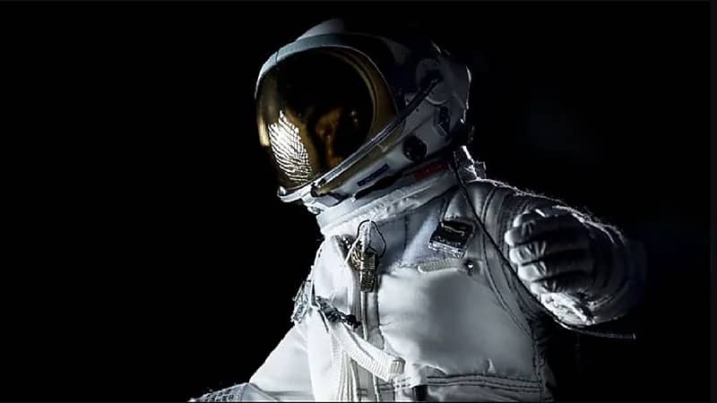 محتال يخدع ستينية ويوهمها بأنه عاشق من الفضاء