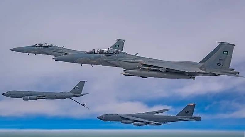 بالصور.. طائرتا القوات الجوية «ف -15 إس أي» تُرافقان قاذفة القنابل الإستراتيجية الأمريكية «بي-52»