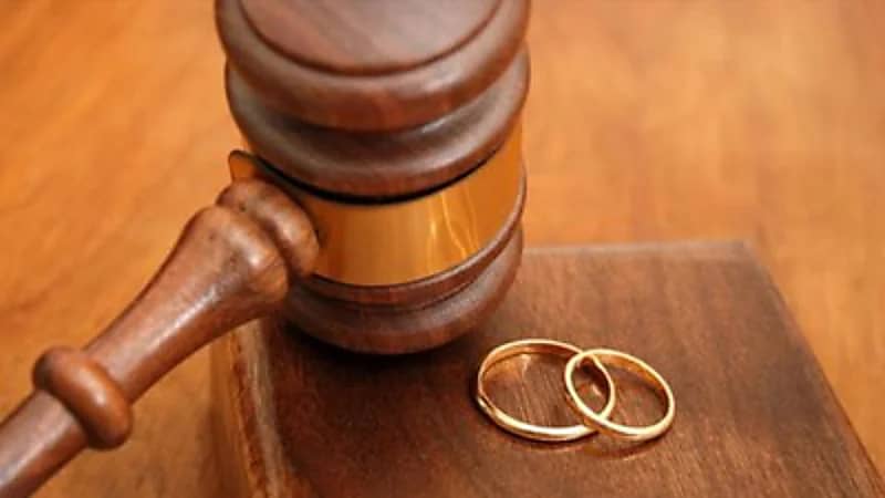 سبب صادم يجبر عروس على خلع زوجها في شهر العسل