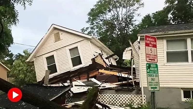 رياح عاتية تتسبب في انقسام منزل لنصفين