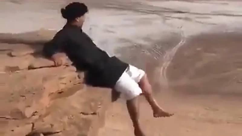 بالفيديو.. شاب يغامر بحياته على حافة الجبل