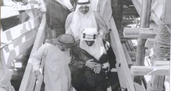 الملك فيصل يتفقد أعمال تطوير المسجد الحرام قبل 55 عاما