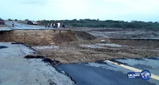 بالصورة : إنهيار طريق رئيسى بقرية فى جازان بسبب السيول .. والأهالى يستغيثون