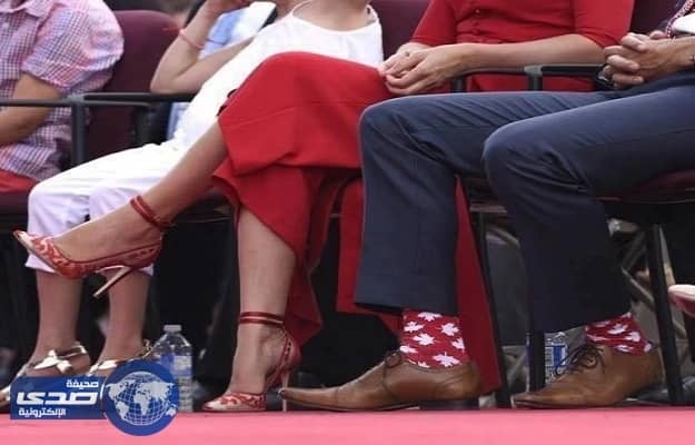 بالصور.. رئيس يرتدي جوارب حمراء .. من هو؟!