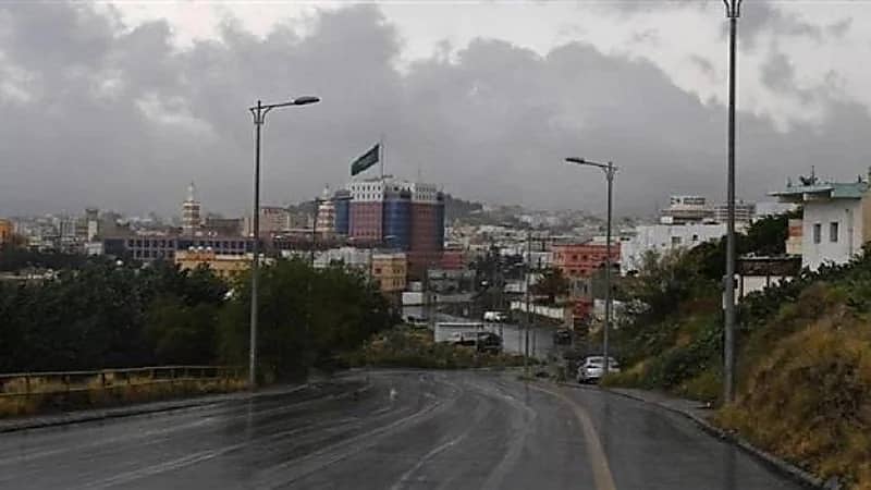 بالفيديو.. أمطار ما بين متوسطة الي غزيرة على محافظة العرضيات